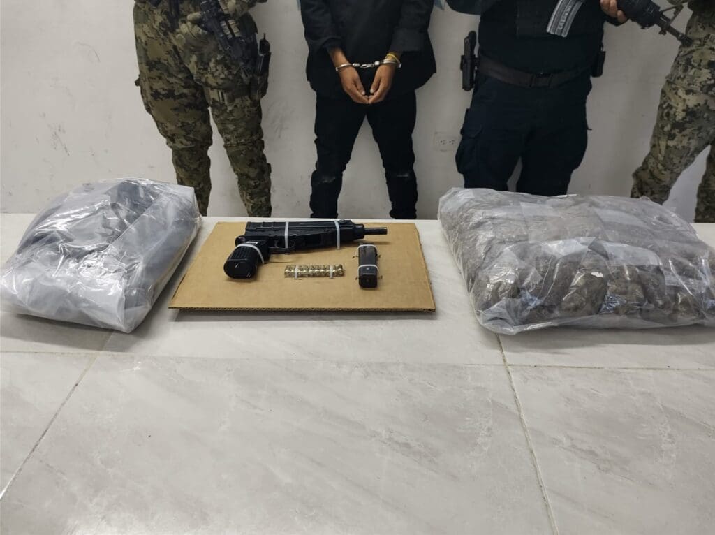 Detienen a sujeto con arma y drogas en Tulum