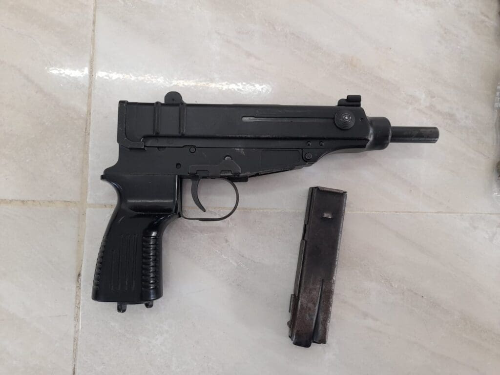 Detienen a sujeto con arma y drogas en Tulum