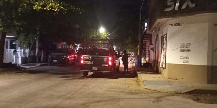 Detienen a dos presuntos narcomenudistas en el centro de Tulum