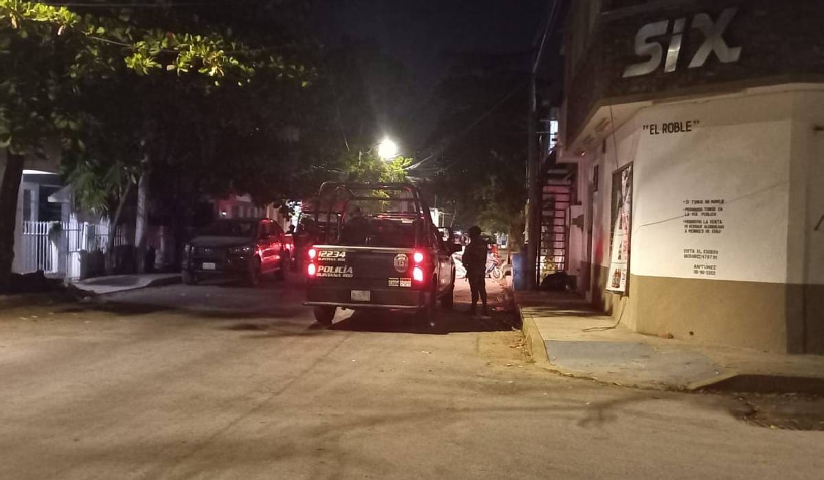 Detienen a dos presuntos narcomenudistas en el centro de Tulum