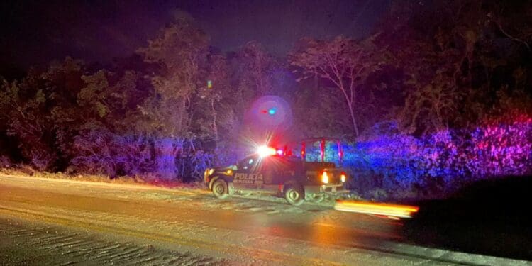 Encuentran dos cuerpos a un lado de la autopista Cancún-Mérida