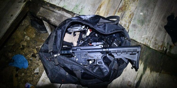 Hallan en la colonia 2 de Octubre de Tulum dosis de droga y un arsenal de armas, tras cateo que dejó dos detenidos