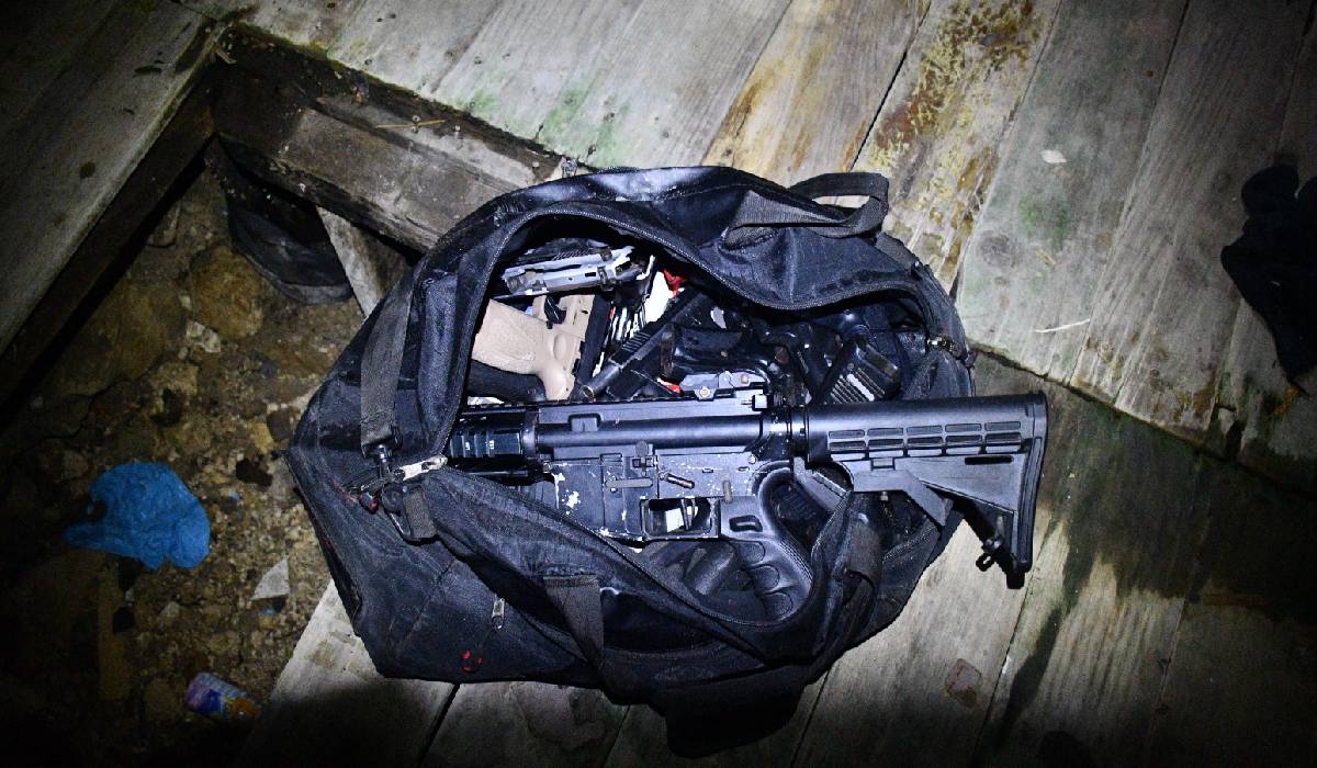 Hallan en la colonia 2 de Octubre de Tulum dosis de droga y un arsenal de armas, tras cateo que dejó dos detenidos