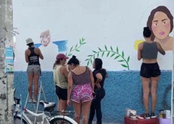 Madres Buscadoras cierran avenida Xcaret de Cancún; pintan mural con rostros de sus desaparecidos