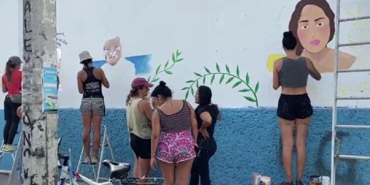 Madres Buscadoras cierran avenida Xcaret de Cancún; pintan mural con rostros de sus desaparecidos
