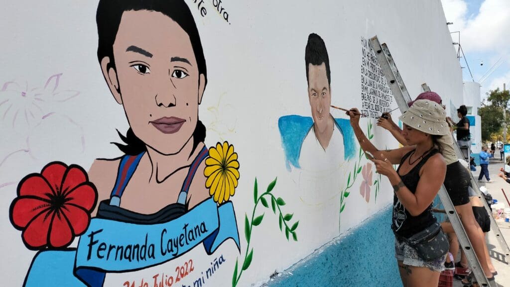 Convierten fachada de la Fiscalía en Cancún en un mural con rostros de personas desaparecidas