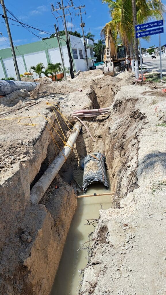 Con retraso de cuatro semanas, trabajos en la red de aguas negras de Cozumel