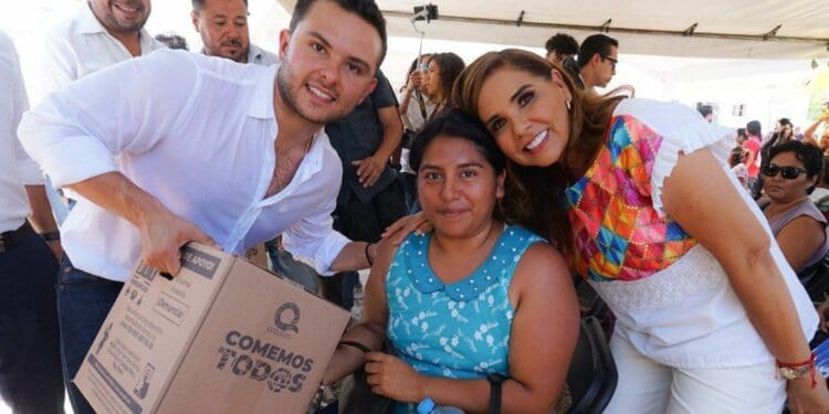 Reciben cancunenses, de forma directa y gratuita, su paquete alimentario ‘Comemos Tod@s’: Pablo Bustamante