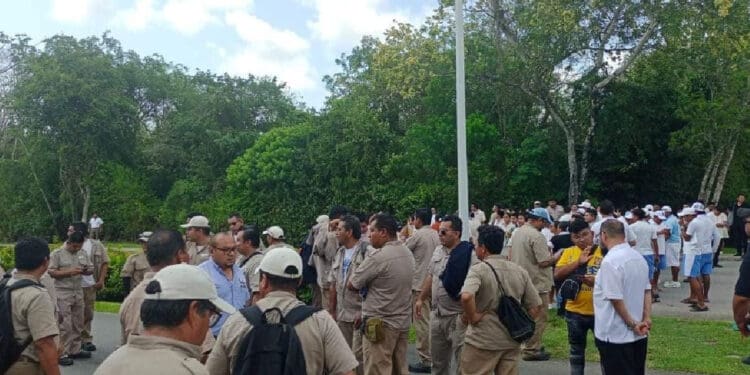 Paro en el Moon Palace; trabajadores bloquean la carretera y exigen el pago justo de sus utilidades