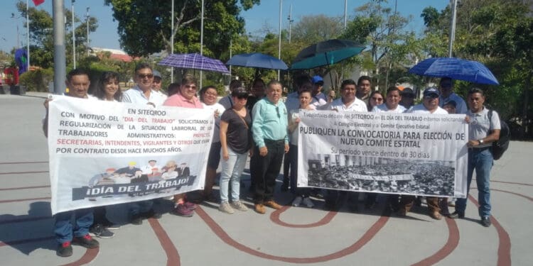 Protestan maestros en Cancún; exigen su base y que se destituya a lideresa sindical