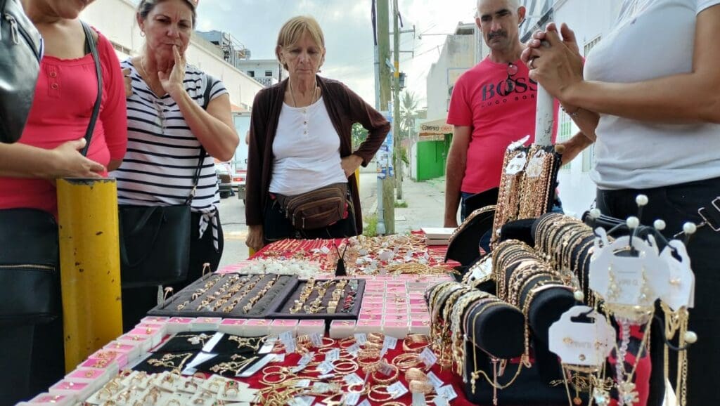 Inundan vendedores ambulantes calles de Cancún con regalos para Día de las Madres