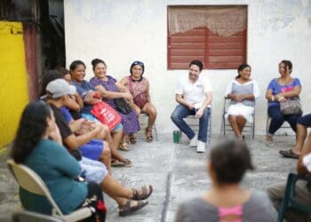 Se reúne Renán Sánchez con vecinos de la colonia Emiliano Zapata en Cozumel