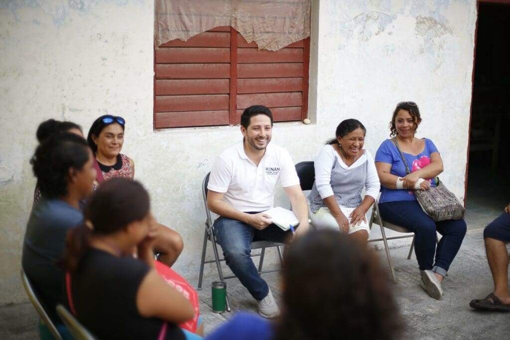 Se reúne Renán Sánchez con vecinos de la colonia Emiliano Zapata en Cozumel