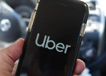 Socios de Uber denuncian que taxistas se infiltran en plataforma y que podría impugnarse la Ley de Movilidad