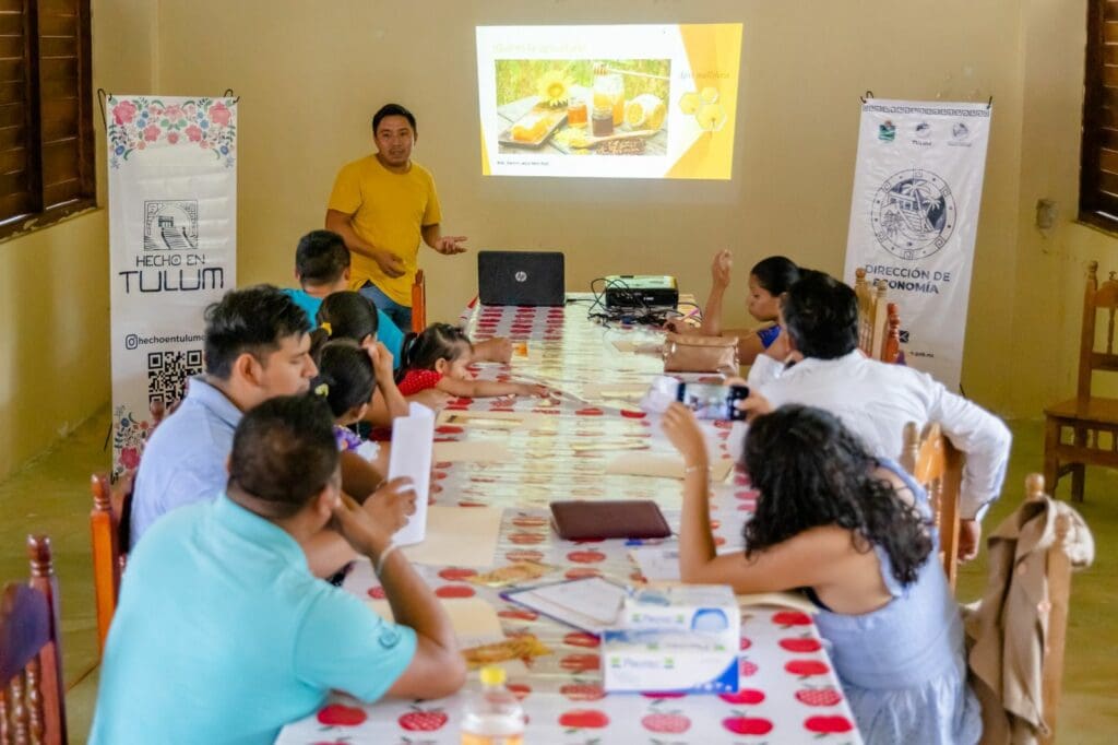 Tulum: Gobierno municipal empodera a productores con curso “Valor Agregado de la Miel”