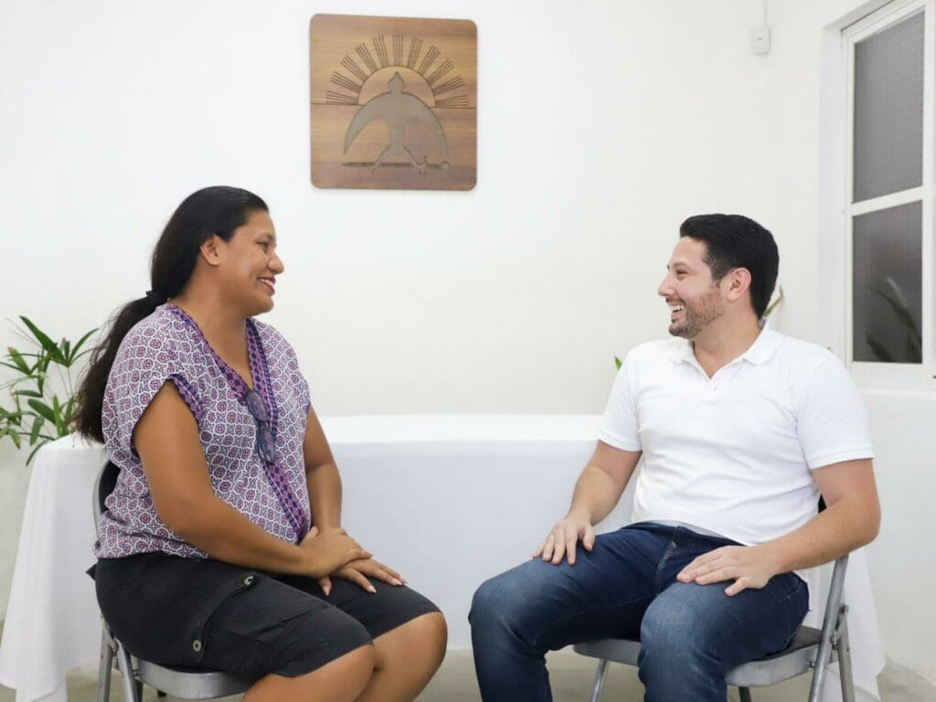 Atiende Renán Sánchez a cozumeleños en su casa de gestión