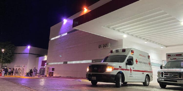 Balean policías a dos jóvenes en la Zona Continental de Isla Mujeres