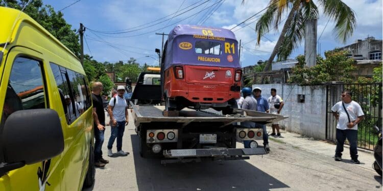 Bloquean mototaxis predio particular que opera como corralón en Cozumel