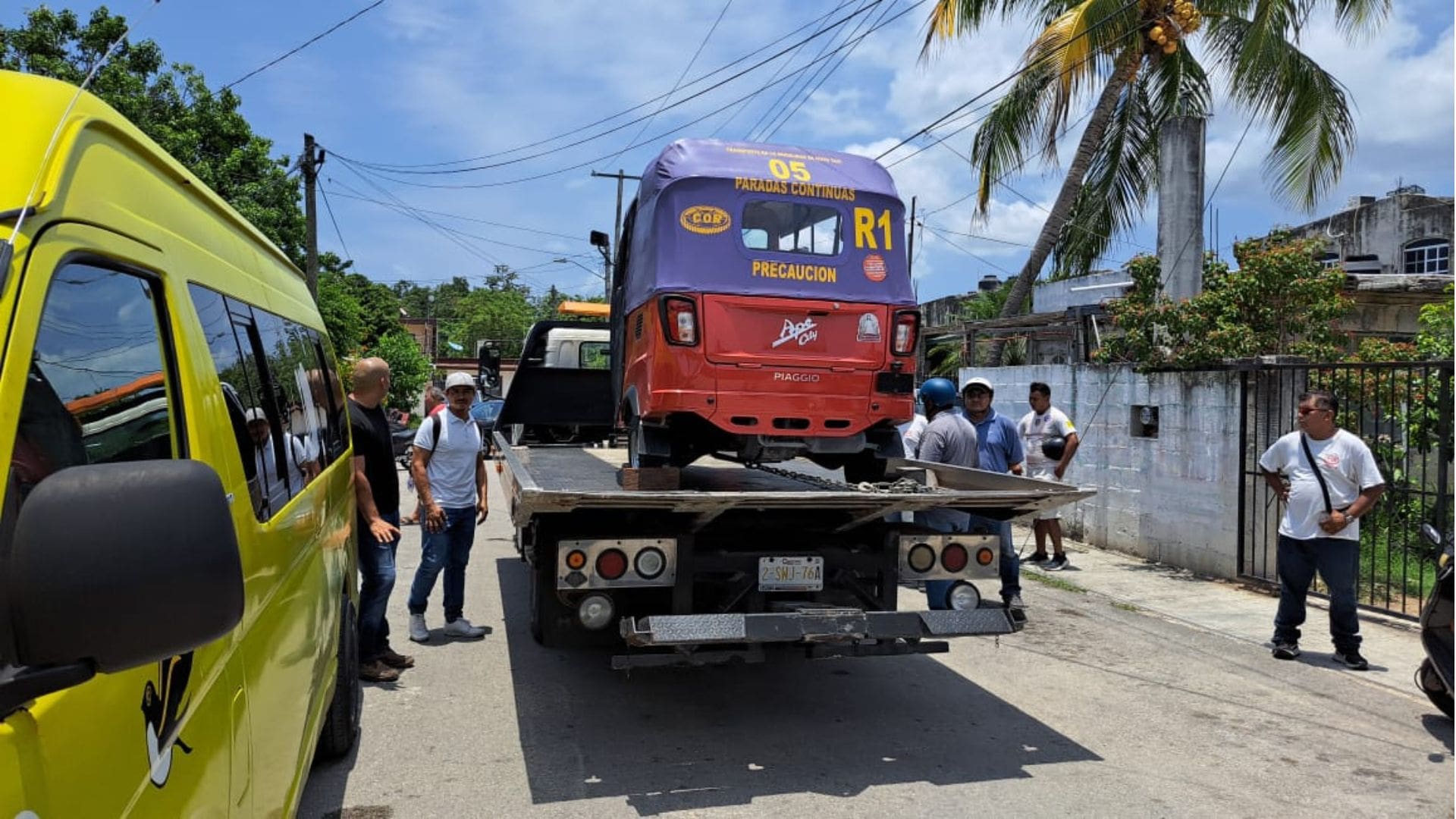 Bloquean mototaxis predio particular que opera como corralón en Cozumel