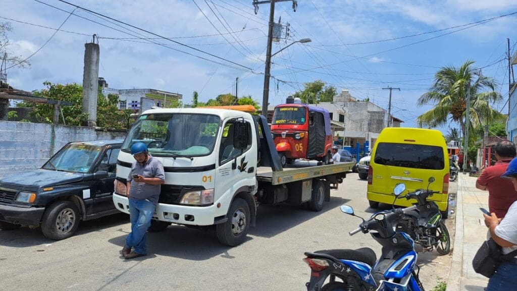 Bloquean mototaxis predio particular que opera como corralón en Cozumel