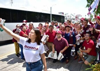 Realizan militantes morenistas brigadeo en calles de Cancún
