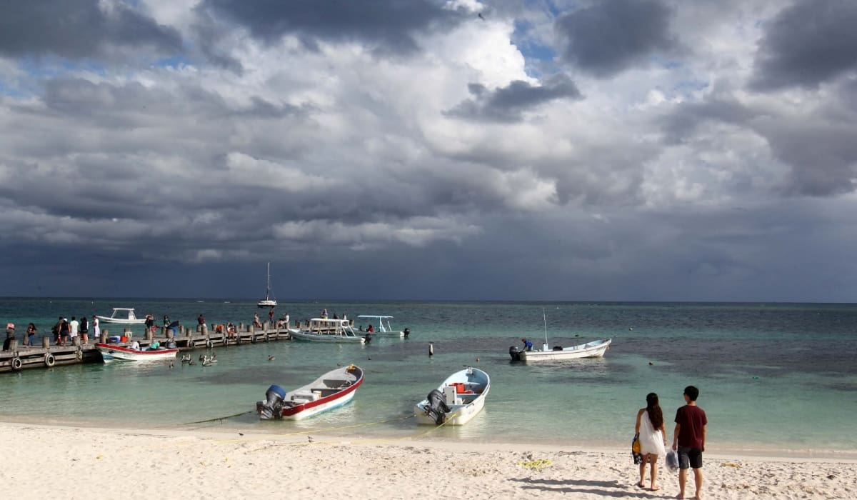 Chubascos y fuertes lluvias acompañadas de descargas eléctricas en Quintana Roo