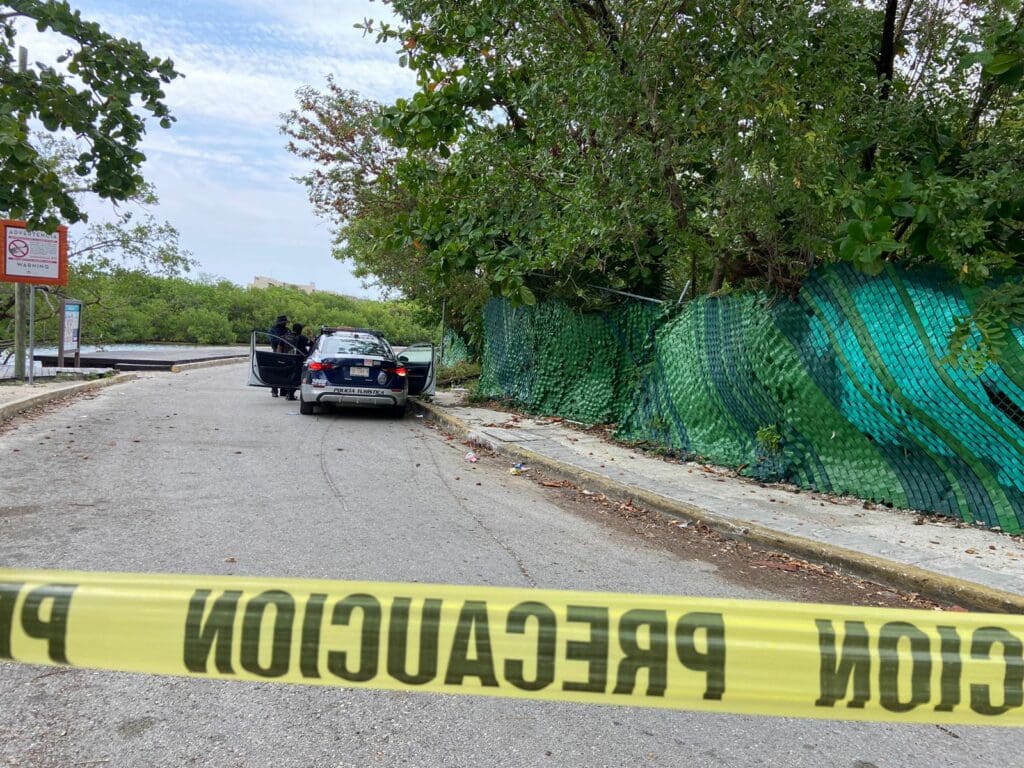 Hallan cráneo adornado flotando en la laguna Nichupté