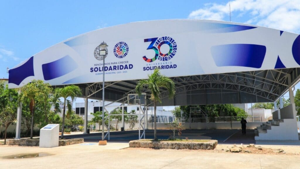 Lili Campos hace realidad cancha con domo en secundaria de Villas del Sol