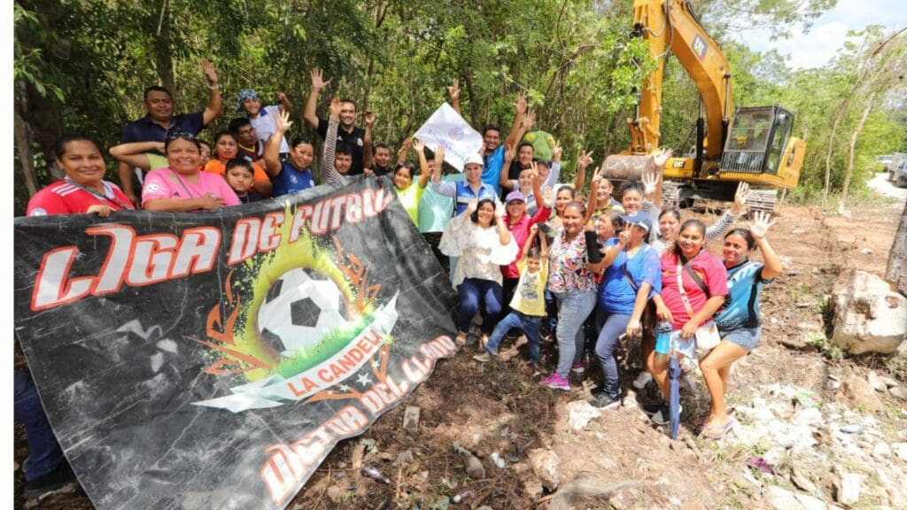 Lili Campos coloca primera piedra en Cristo Rey