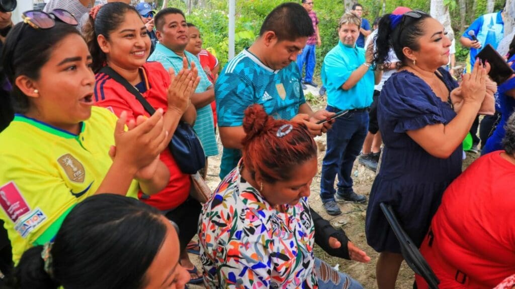 Lili Campos coloca primera piedra en Cristo Rey