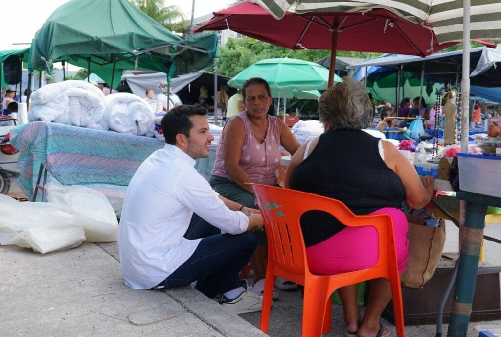 Cercano, trabaja Pablo Bustamante con la familia tianguista de Cancún