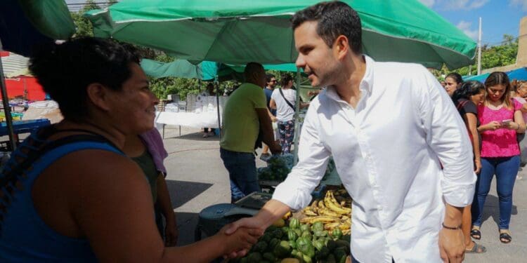 Cercano, trabaja Pablo Bustamante con la familia tianguista de Cancún