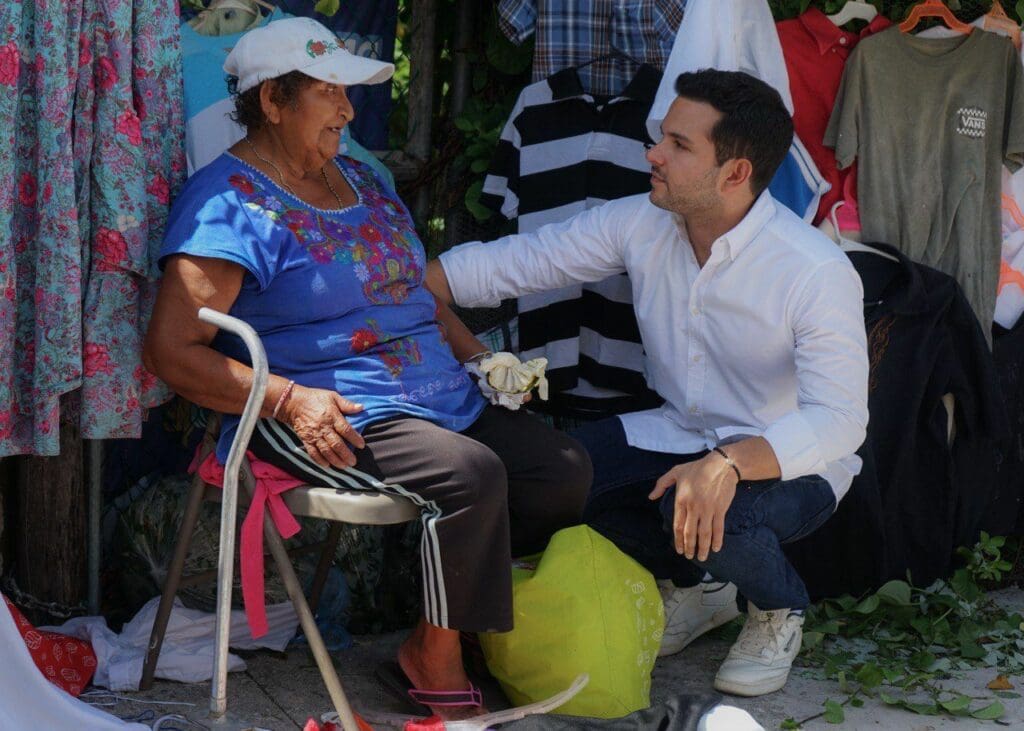 Cercano, trabaja Pablo Bustamante con la familia tianguista de Cancún