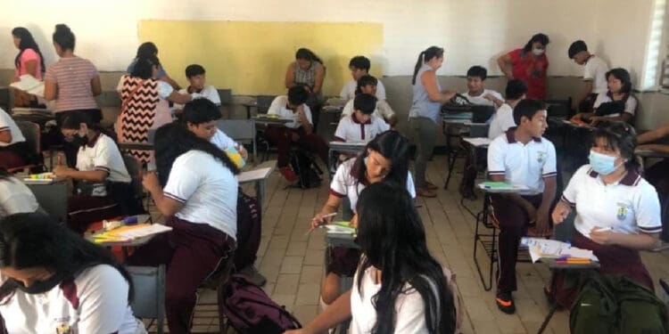 Pese al calor, no cambiarán horarios ni se adelantará fin del ciclo escolar, pero se tomarán precauciones: SEQ