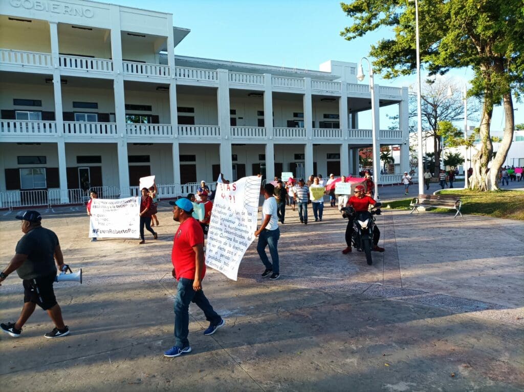Protestan trabajadores en contra del posible regreso de Roberto Poot al Sutage