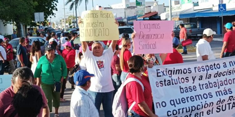 Protestan trabajadores en contra del posible regreso de Roberto Poot al Sutage