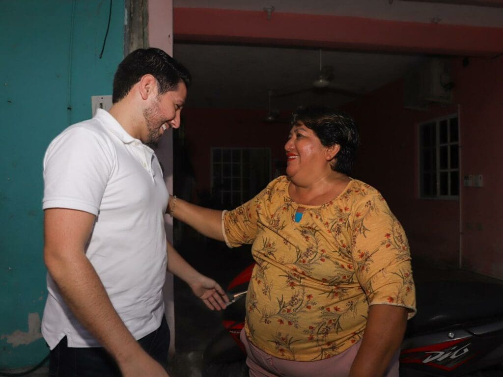 Atiende Renán Sánchez a vecinos de la colonia CTM en Cozumel