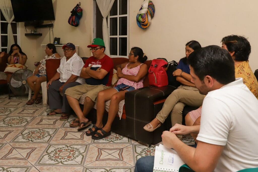 Atiende Renán Sánchez a vecinos de la colonia CTM en Cozumel