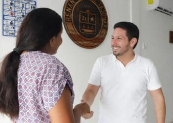 Atiende Renán Sánchez a cozumeleños en su casa de gestión
