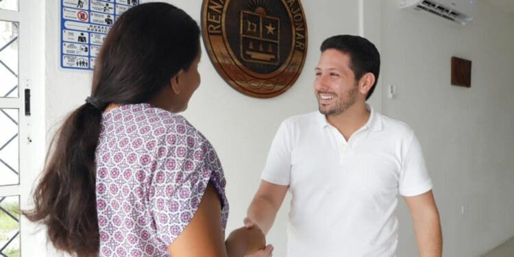 Atiende Renán Sánchez a cozumeleños en su casa de gestión