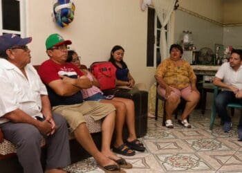 Atiende Renán Sánchez a vecinos de la colonia CTM en Cozumel