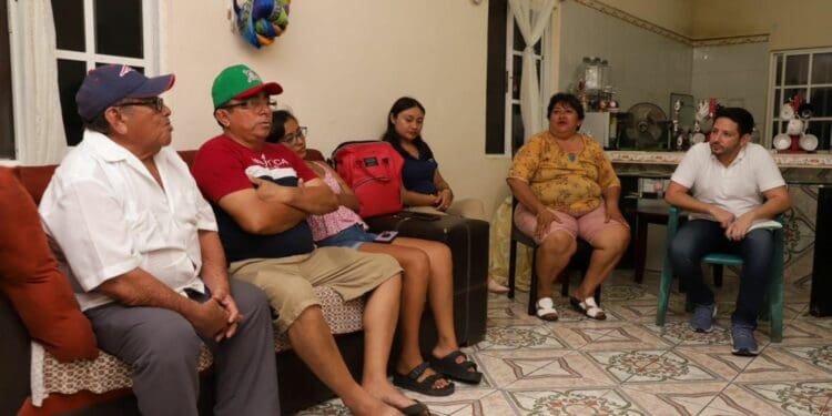 Atiende Renán Sánchez a vecinos de la colonia CTM en Cozumel