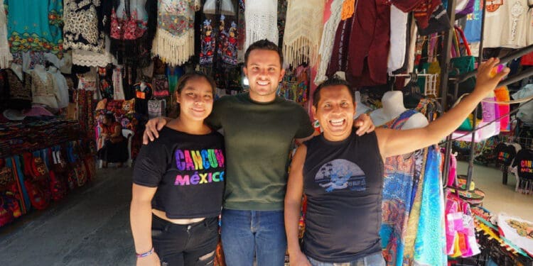 Visita Pablo Bustamante a comerciantes del Mercado 28 en Cancún