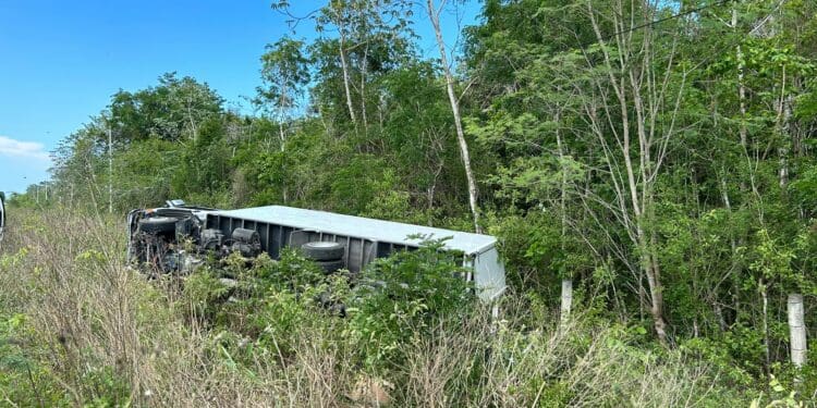 Vuelca camión con cacahuates en Felipe Carrillo Puerto