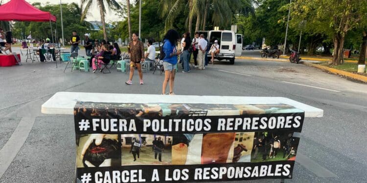 Realizan 'asamblea de víctimas' en el kilómetro 0 de la Zona Hotelera de Cancún