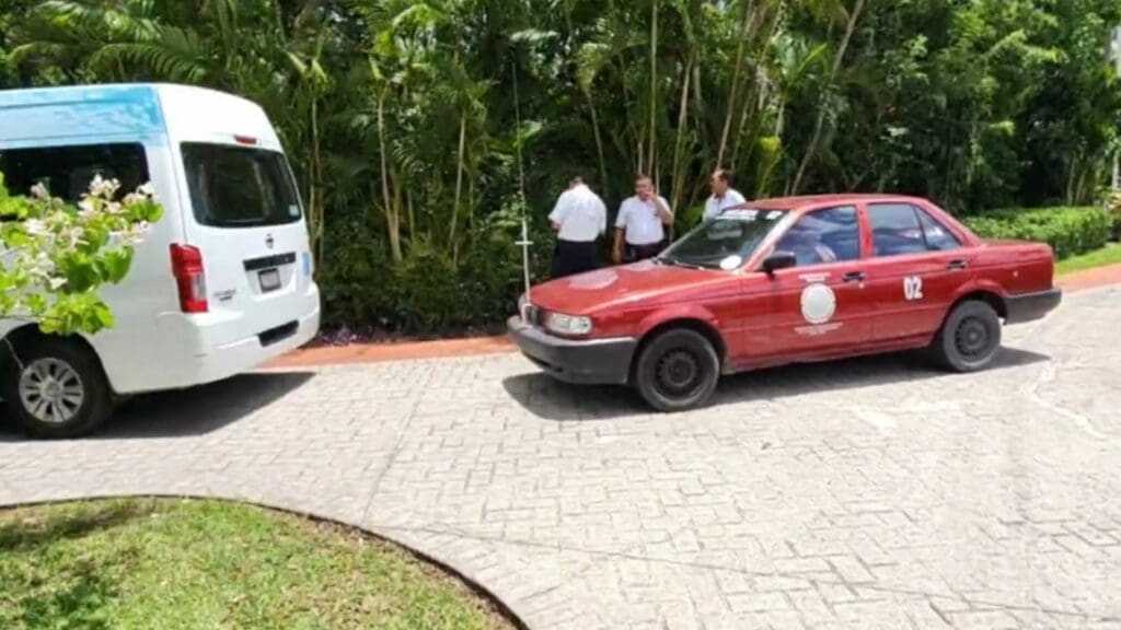 Taxistas de Cozumel bloquean a transportista federal