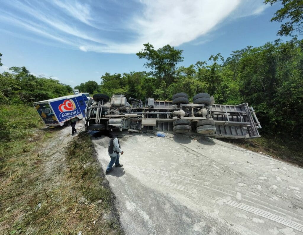 Cierran carretera libre a Mérida, por volcadura de camión