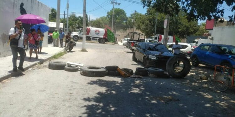 Con llantas y piedras cierran vía al antiguo relleno sanitario de Cancún; vecinos no quieren que se reactive