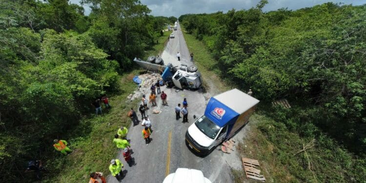 Cierran carretera libre a Mérida, por volcadura de camión