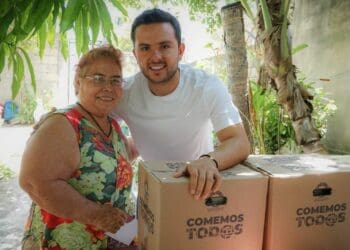 Entrega Pablo Bustamante Programas del Bienestar de forma directa y gratuita a familias cancunenses